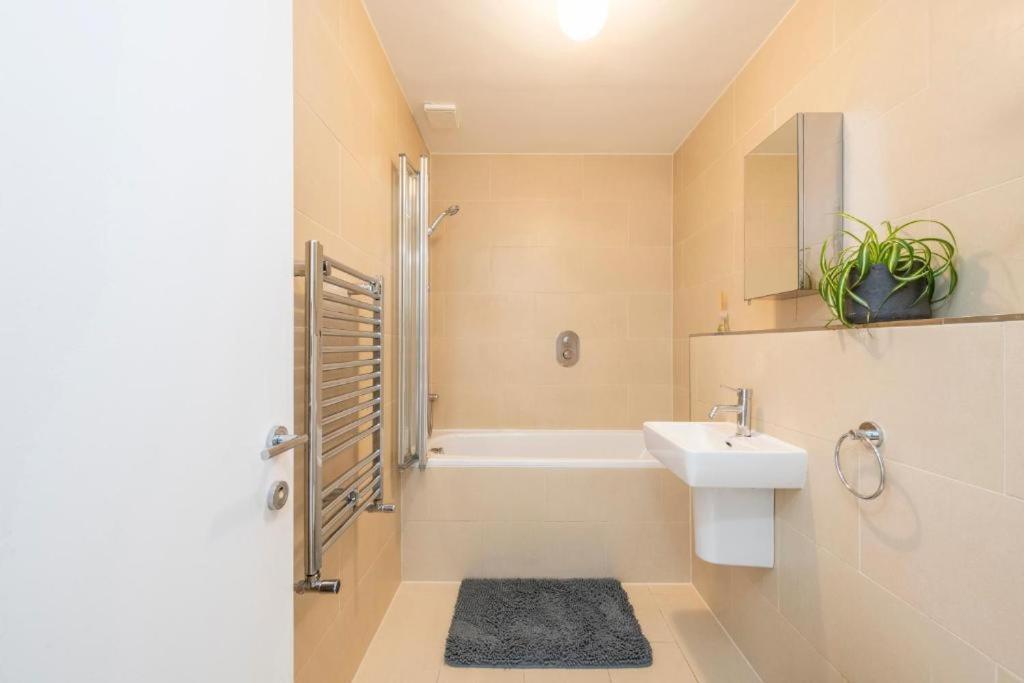 Luxury 4 Bedroom Flat With Stunning Shard View From Terrace In Central London! Next To Station, Sleeps 9 Camera foto